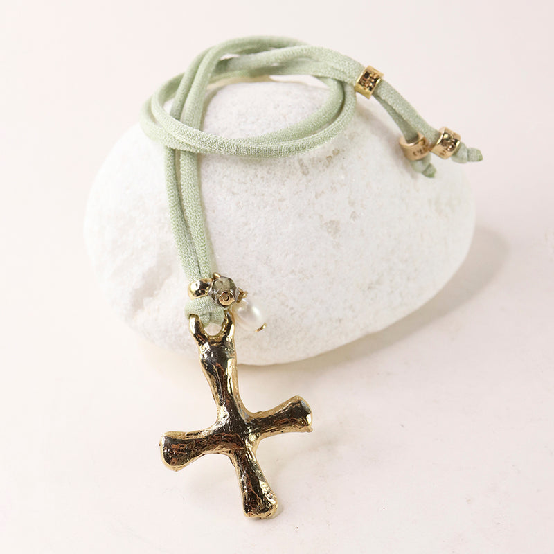 Collar ajustable con seda elástica para mujer con cruz