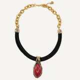 Collar corto para mujer con cordón encerado negro  y cadena dorada con piedra natural amazonita roja