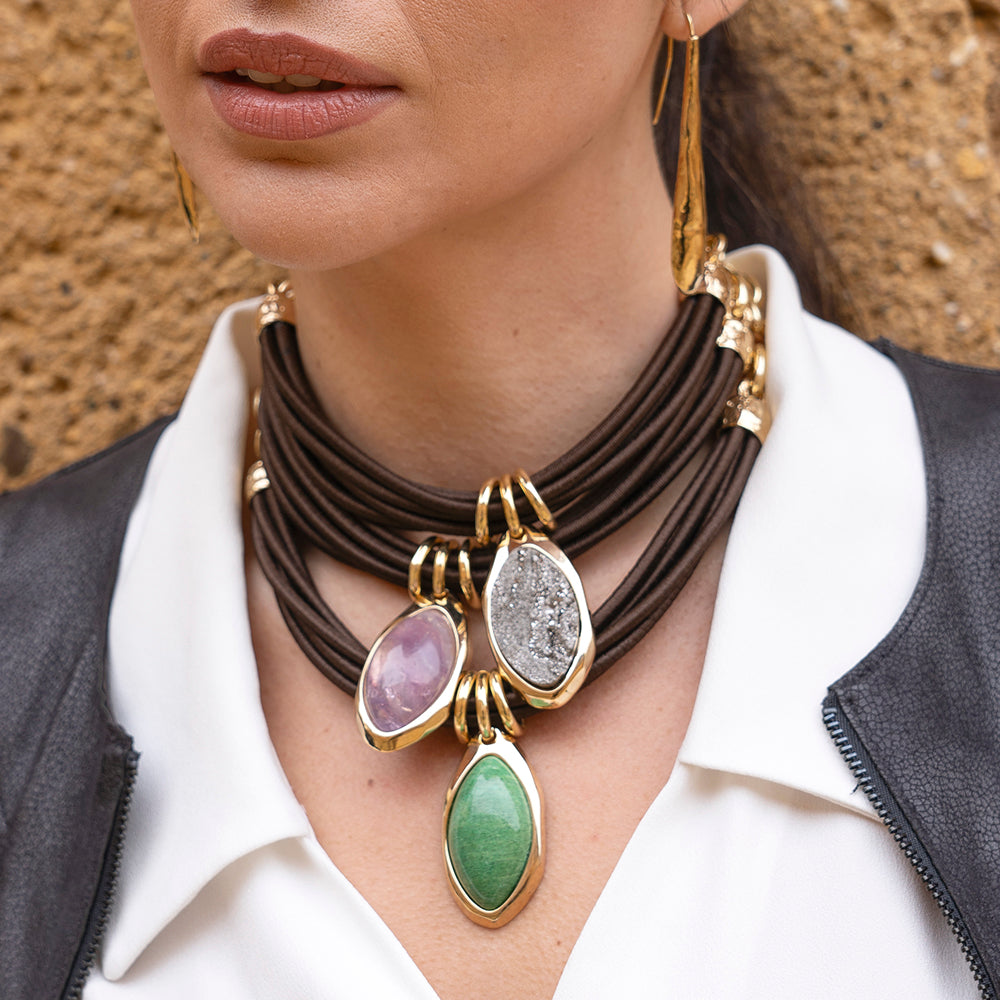 Collar corto para mujer cordón marrón y cadena dorada con piedras naturales 