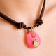 Collar corto Saira Mármol Summer color fucsia en modelo — Émolo