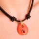 Collar corto Saira Mármol Summer color naranja coral en modelo — Émolo