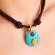 Collar corto Saira Mármol Summer color turquesa en modelo — Émolo