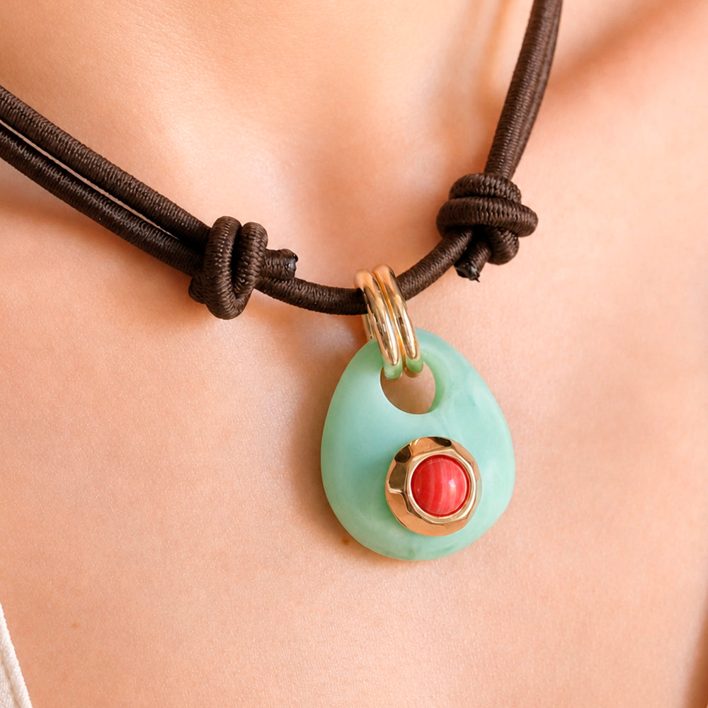 Collar corto Saira Mármol Summer color verdeagua en modelo — Émolo