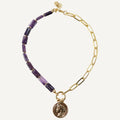 Collar corto cadena de eslabones dorada y piedras amatistas para mujer