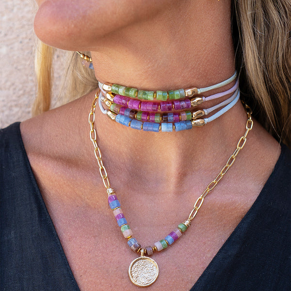 Collar corto con cadena dorada y piedras naturales para mujer