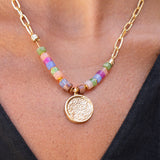 Collar corto con piedras naturales y pieza dorada circular con cadena de eslabones