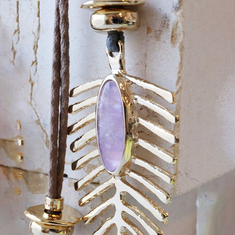 Collar largo para mujer con piedra natural amatista y pieza dorada