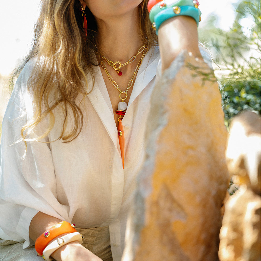 Collar largo de cadena Saira con piedras naturales y maderas de ébano y acacia — Émolo