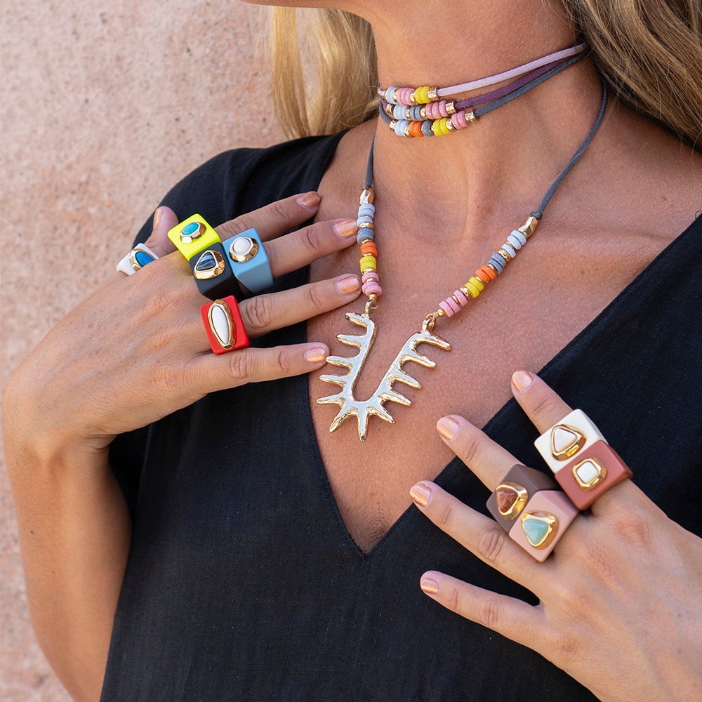 Anillo para mujer color coral unakita