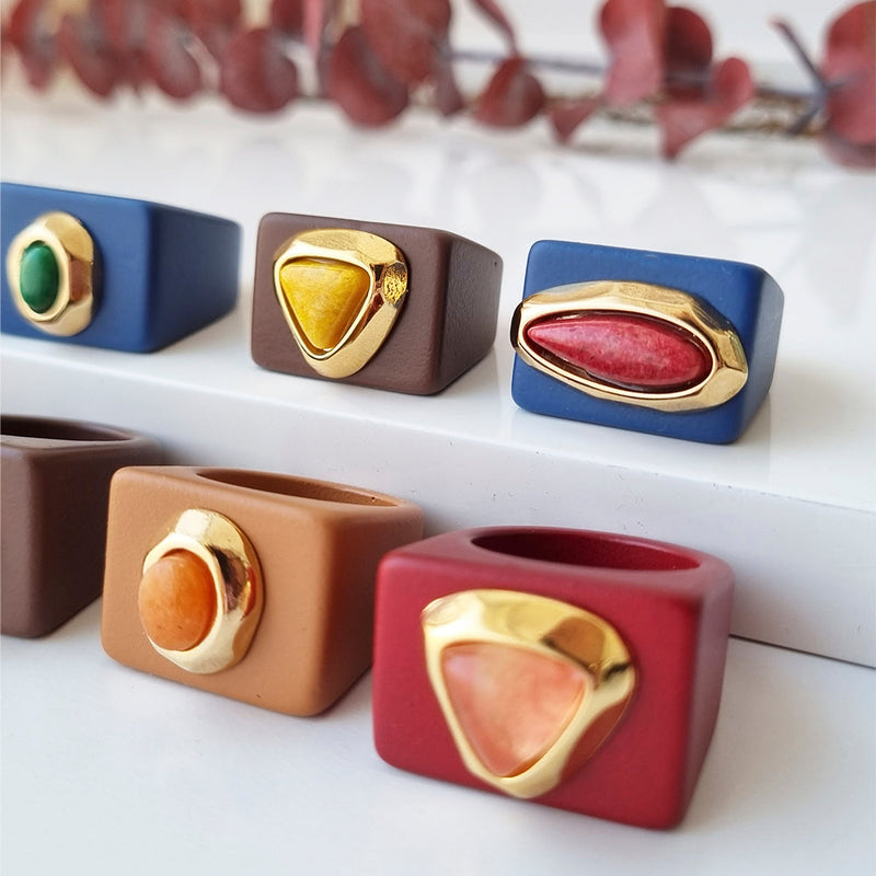 Anillo marrón con oro y cuarzo rosa [LATTE]