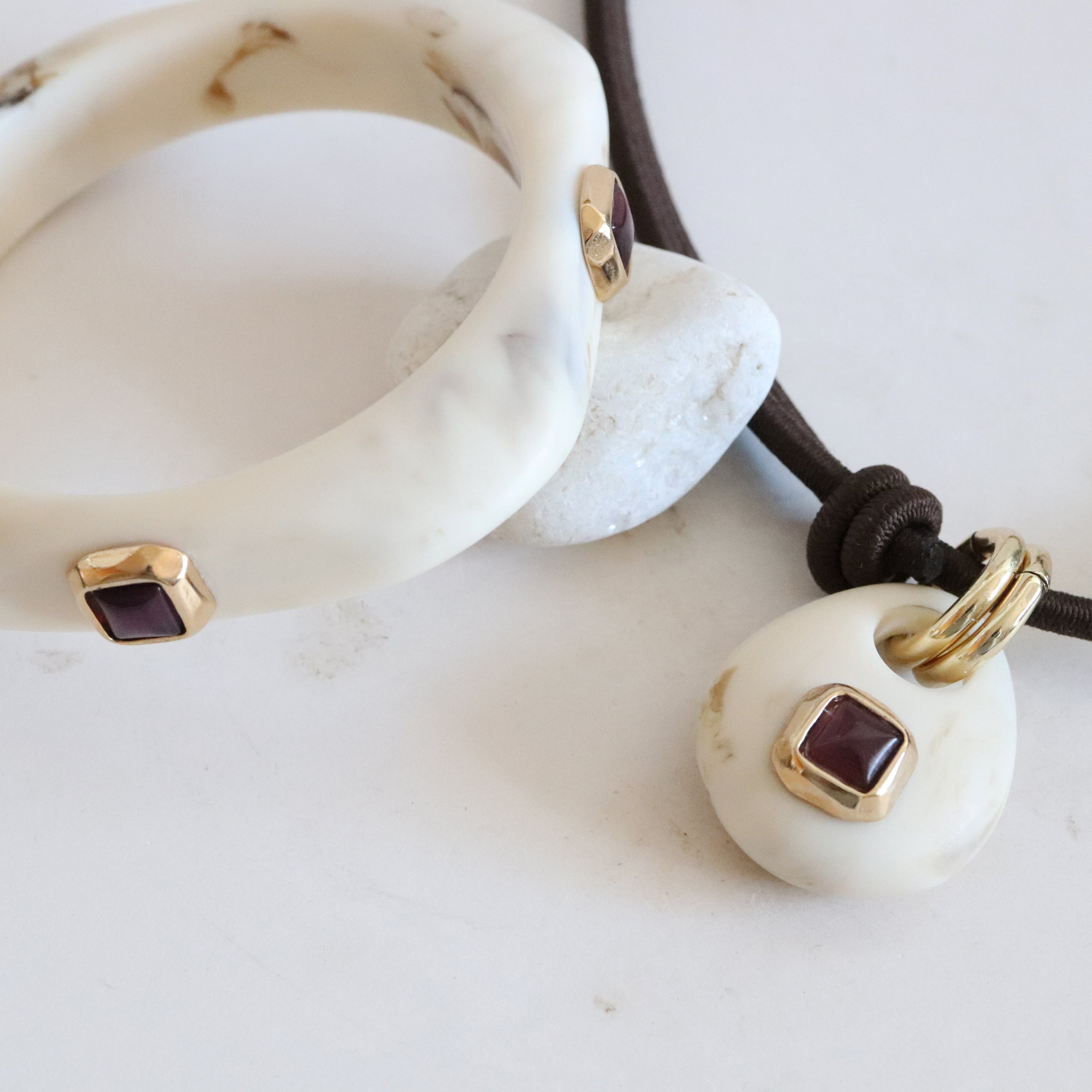 Cream ring with selenite aubergine SAIRA