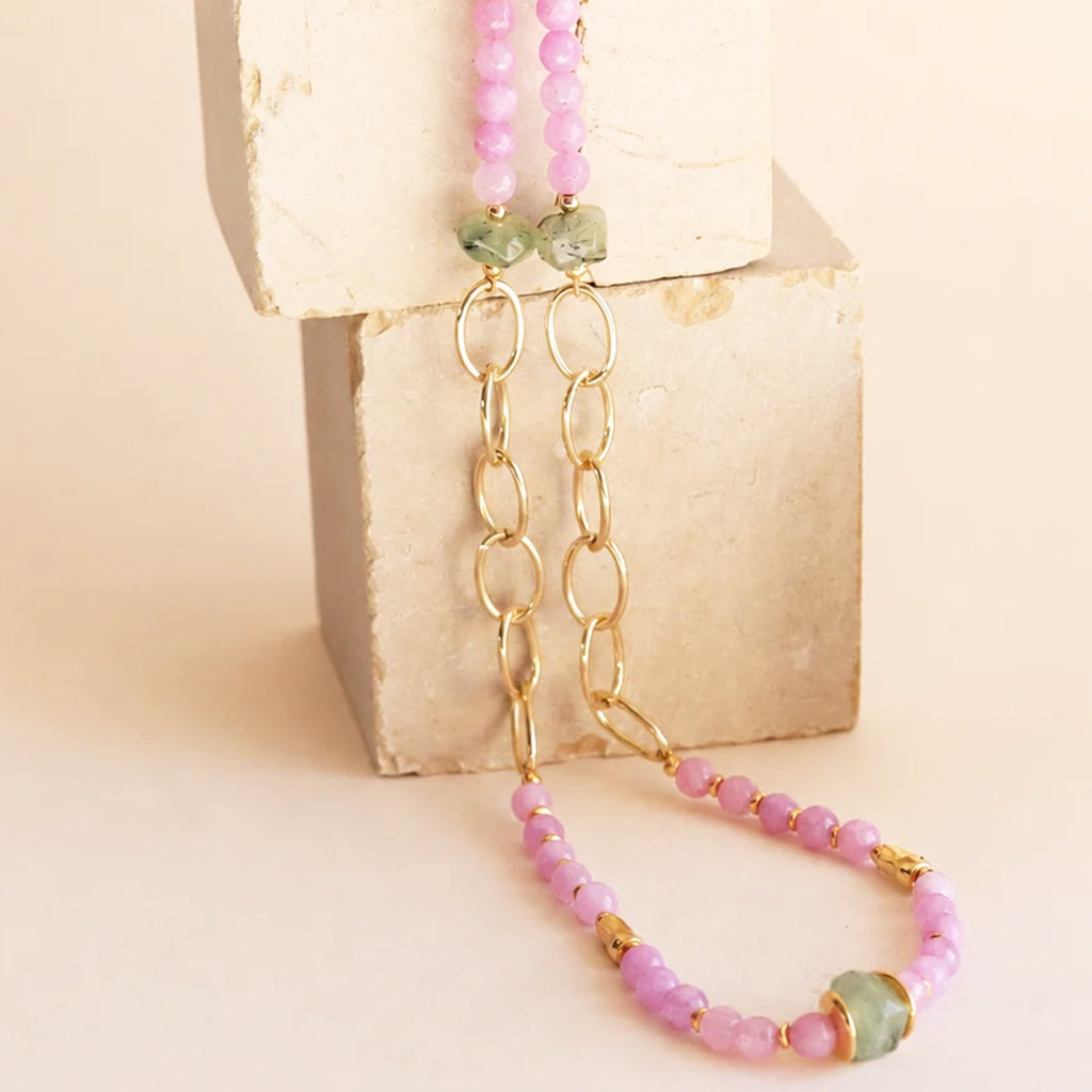 Collier long BAVARO mauve, pierres naturelles et chaîne en laiton doré, fait main à Murcie