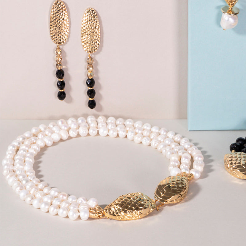 collar de perlas con dorado