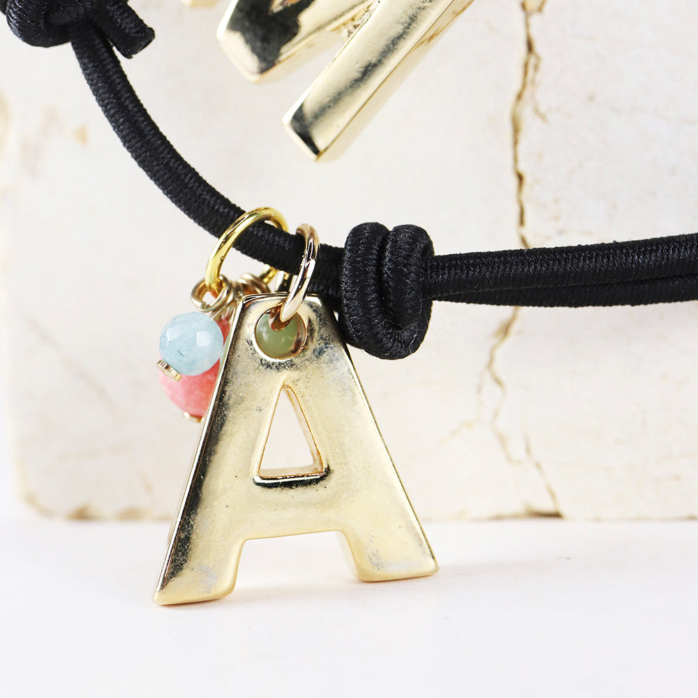 collar con colgante letra inicial grande en oro