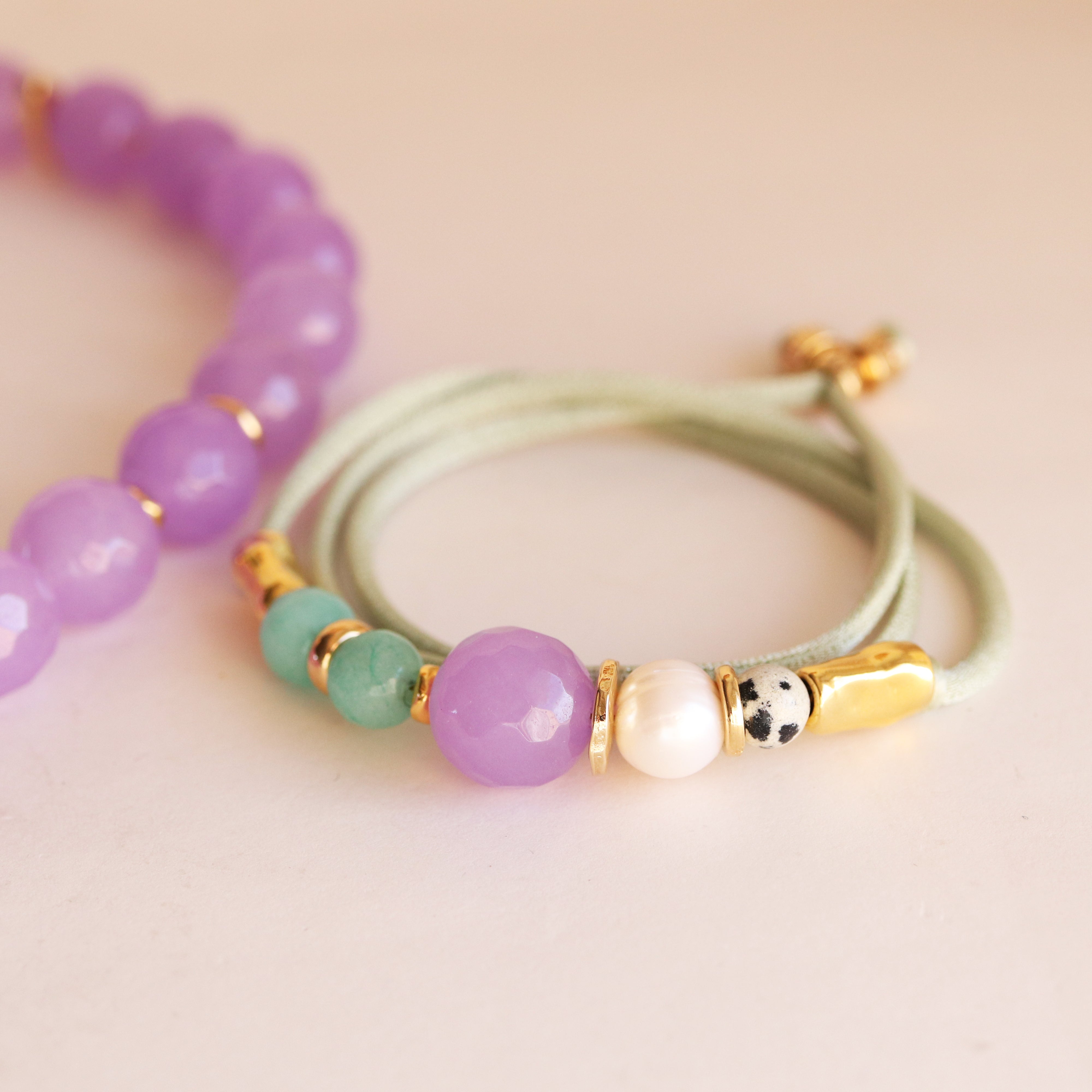 Collier long BAVARO mauve, pièce artisanale d'Émolo avec chaîne en laiton doré