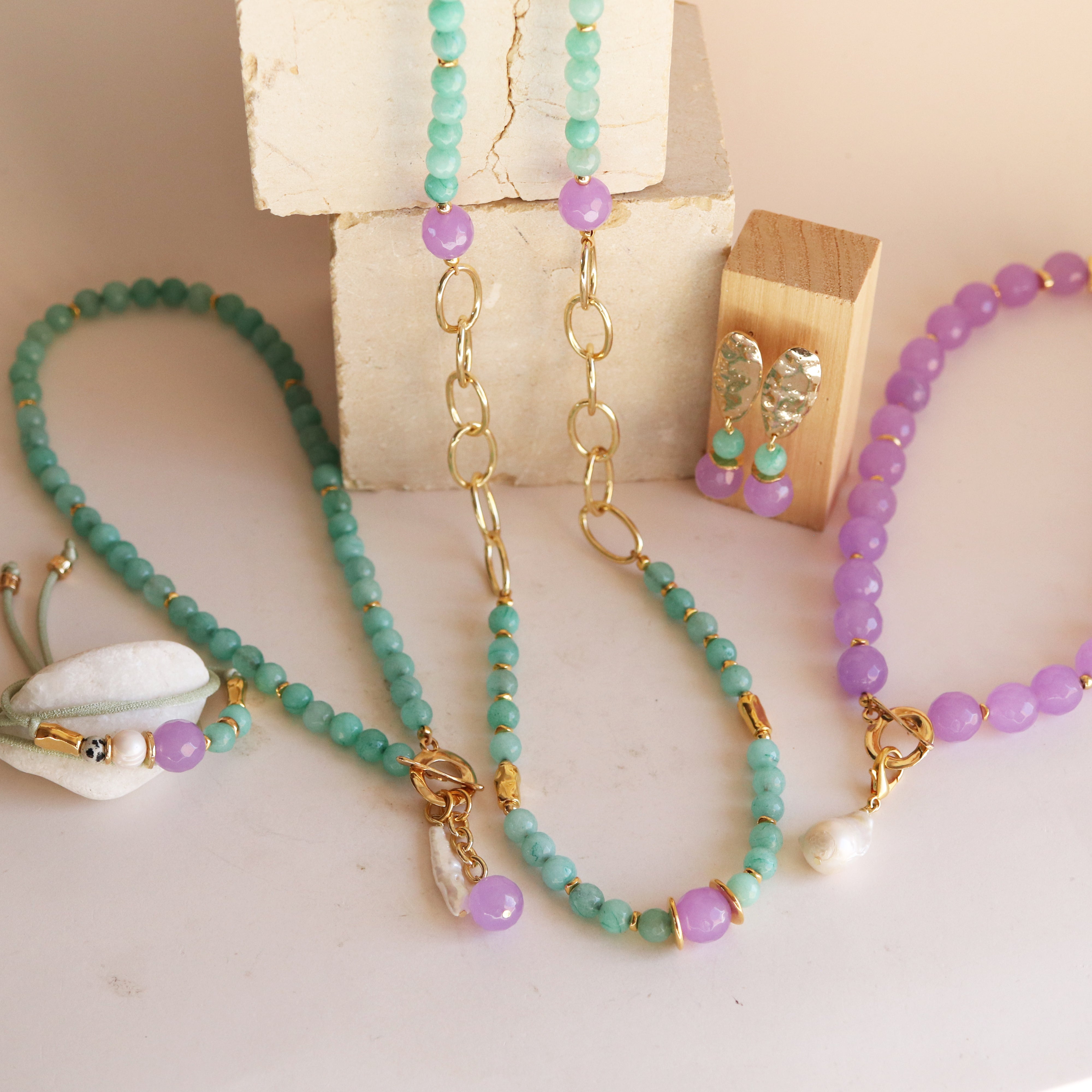 BAVARO short necklace in aqua green by Émolo, handmade jewellery with river pearl