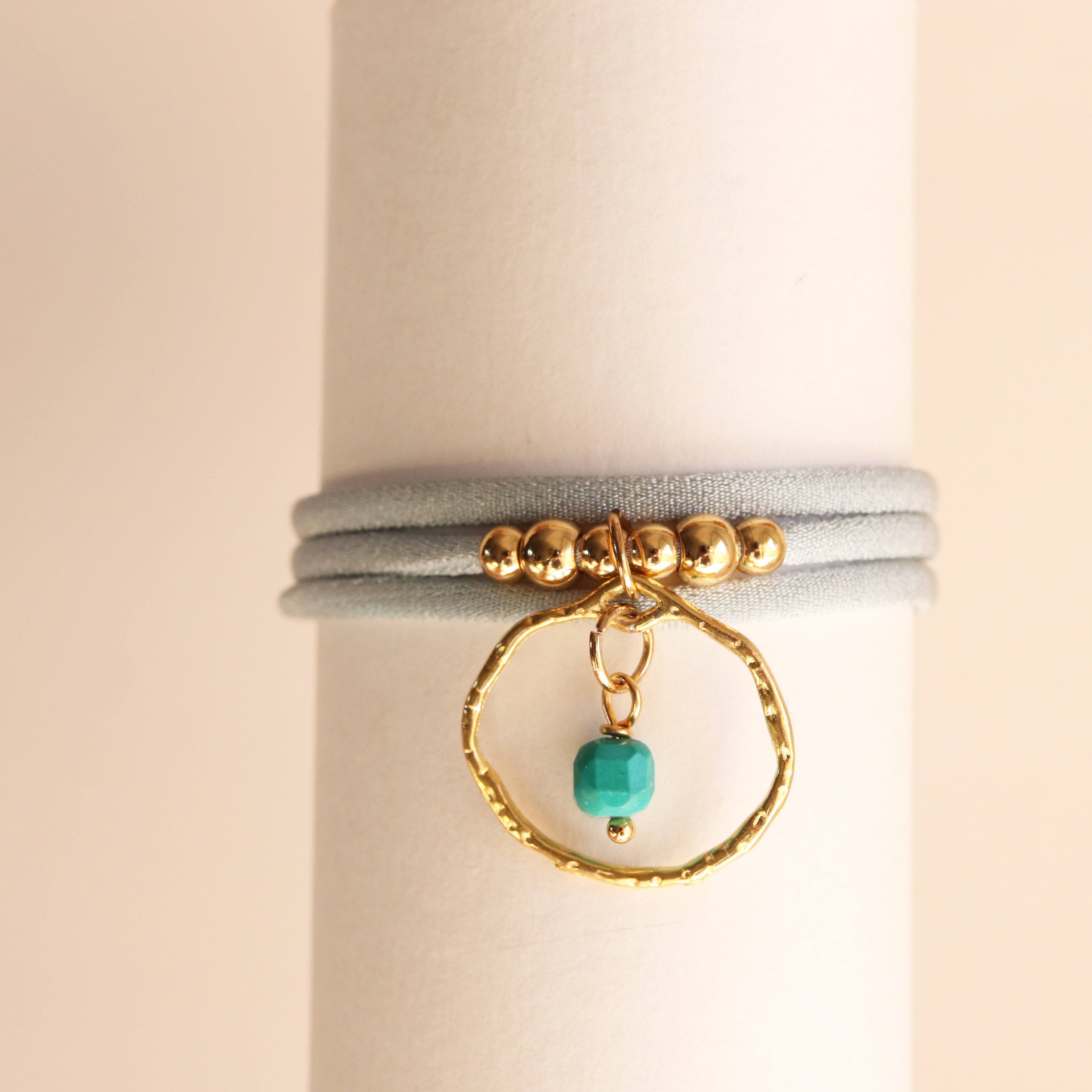 Collar NYAMAN Miz combinado en layering con otras piezas de Émolo