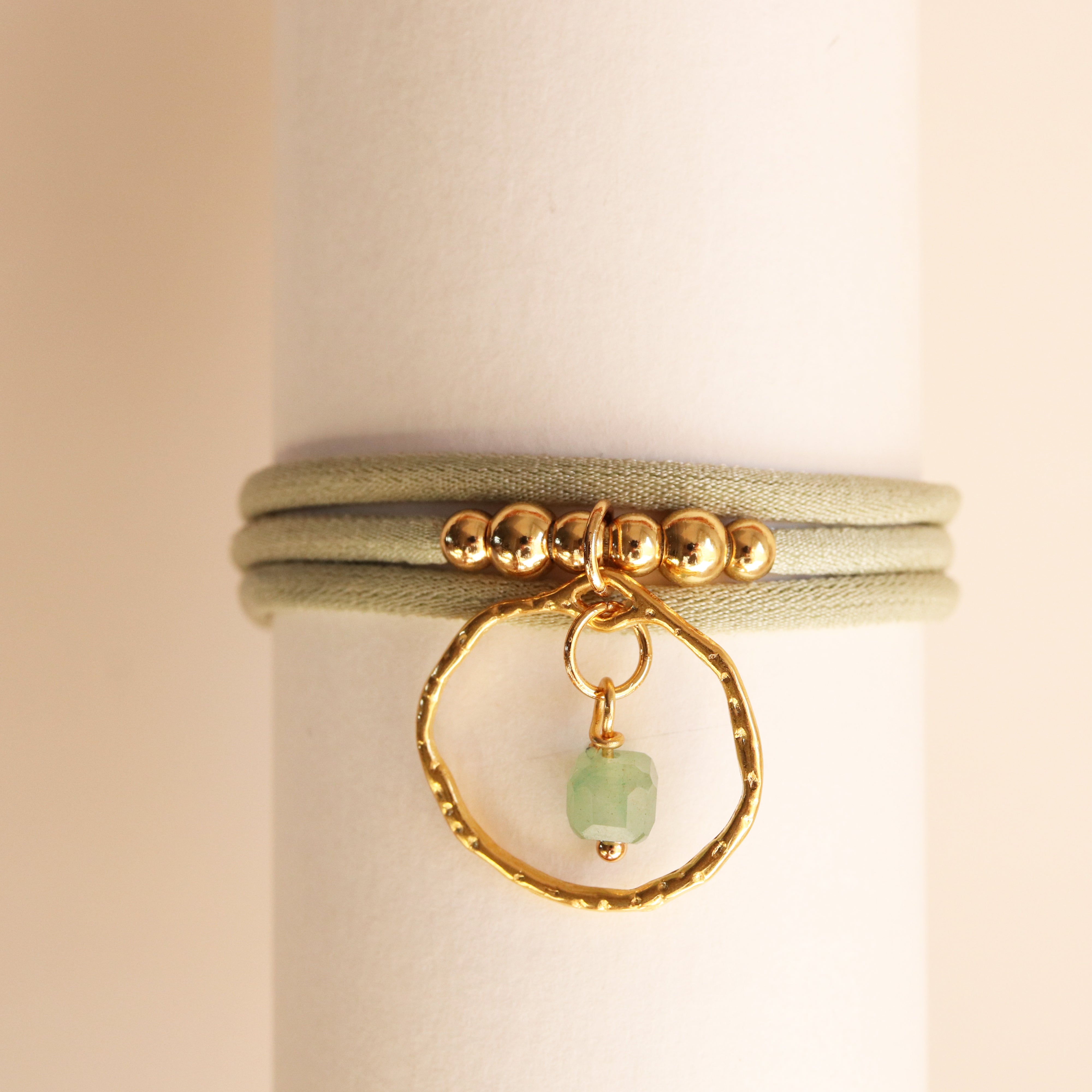 Collar NYAMAN Miz de Émolo sobre la piel