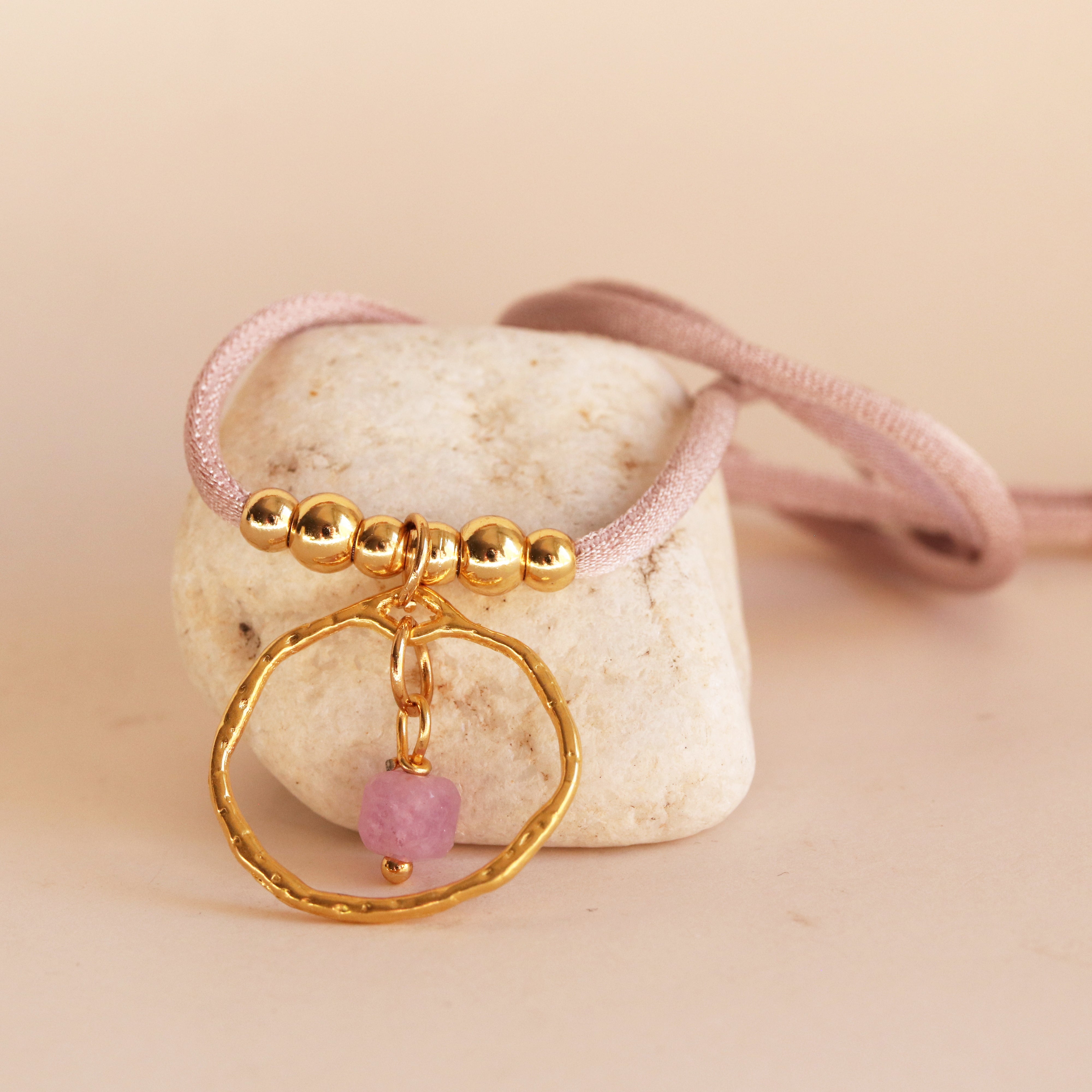 Collar NYAMAN Miz color nude con piedras naturales