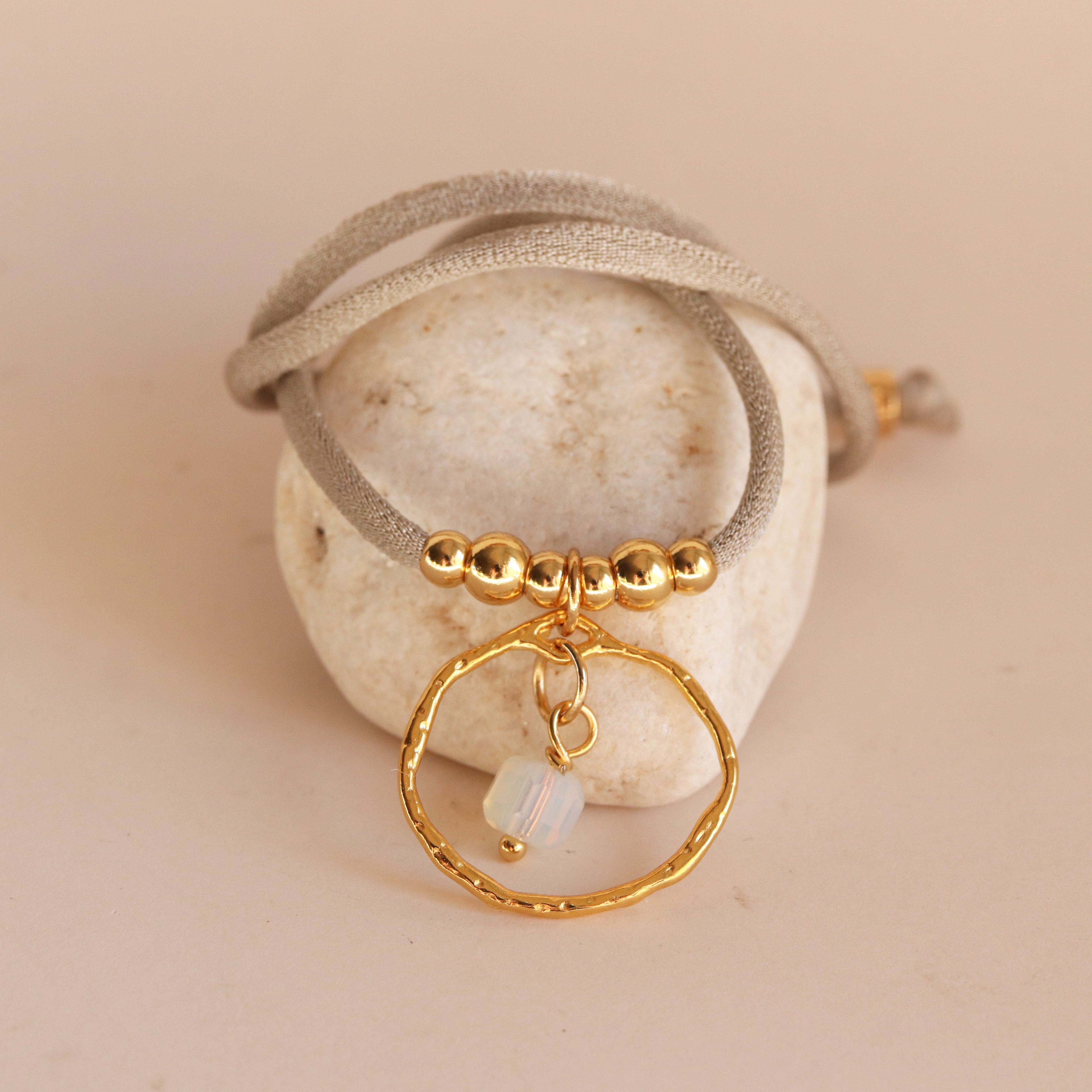 Collar NYAMAN Miz color beige con piedras naturales