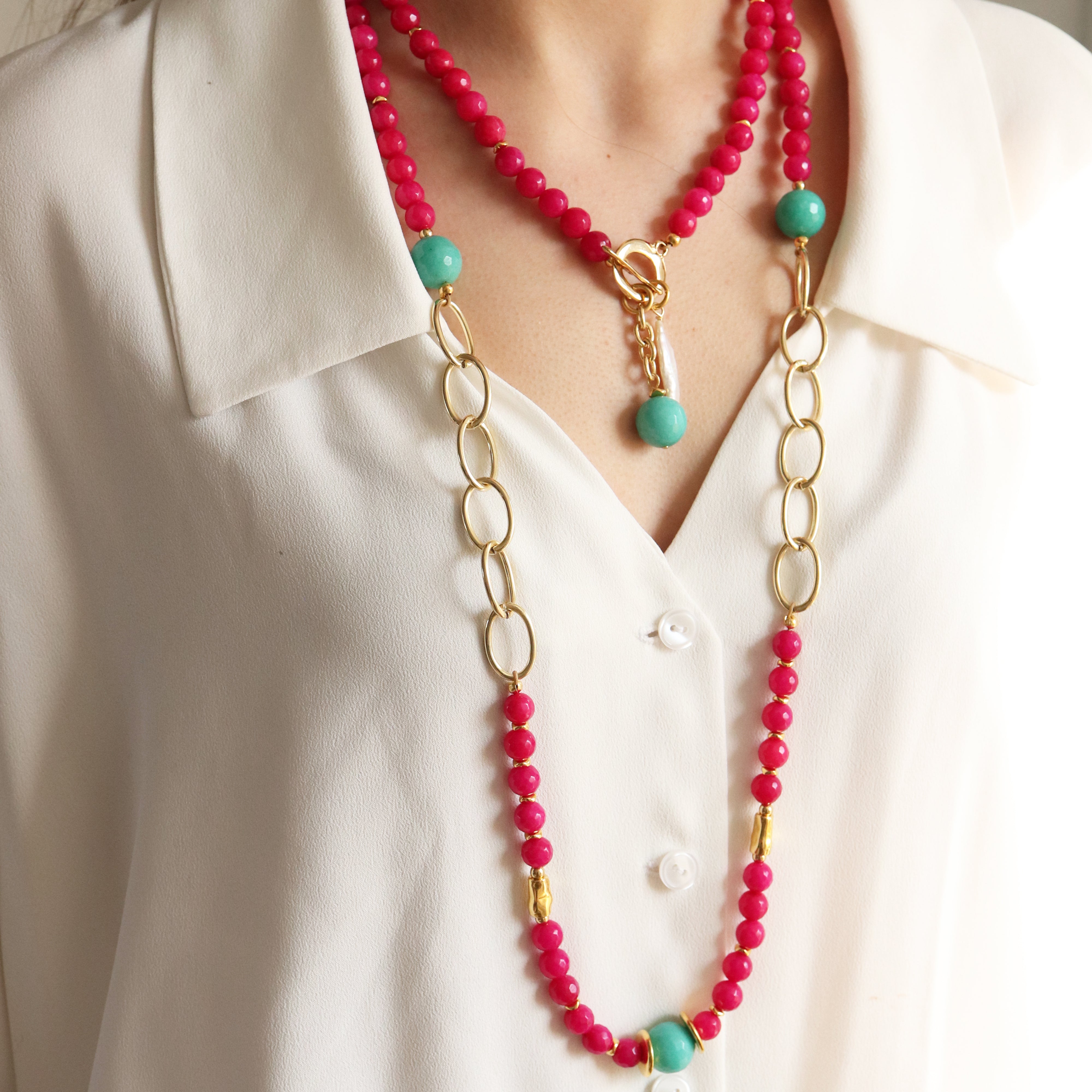 Collier long BAVARO fuchsia, pierres naturelles et chaîne en laiton doré, fait main à Murcie