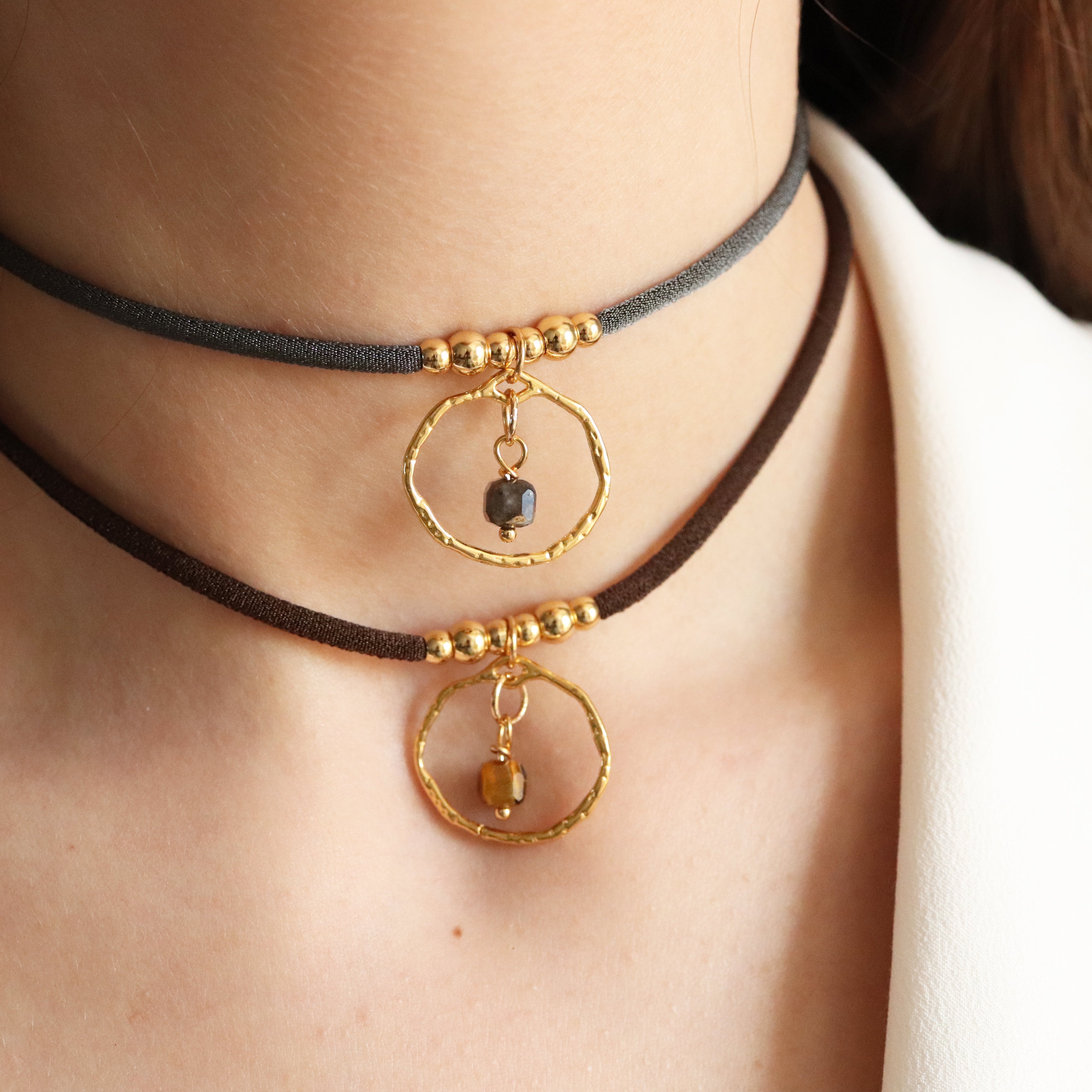 Collar NYAMAN Miz de seda elástica con piedras naturales y baño de oro de 18 kt