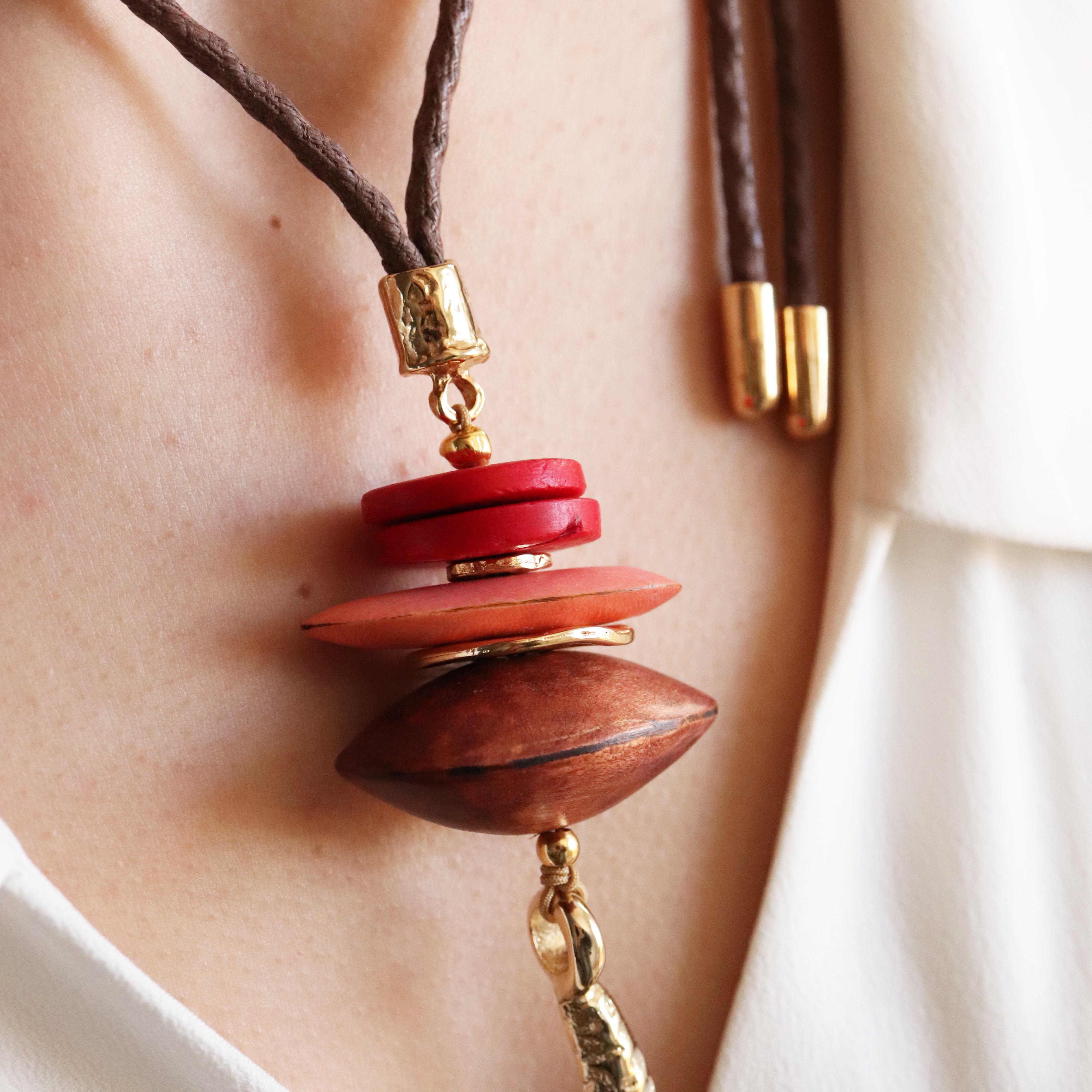 Collar Macao estrella Monsul, detalle artesanal con cuentas de madera natural y cordón — Émolo