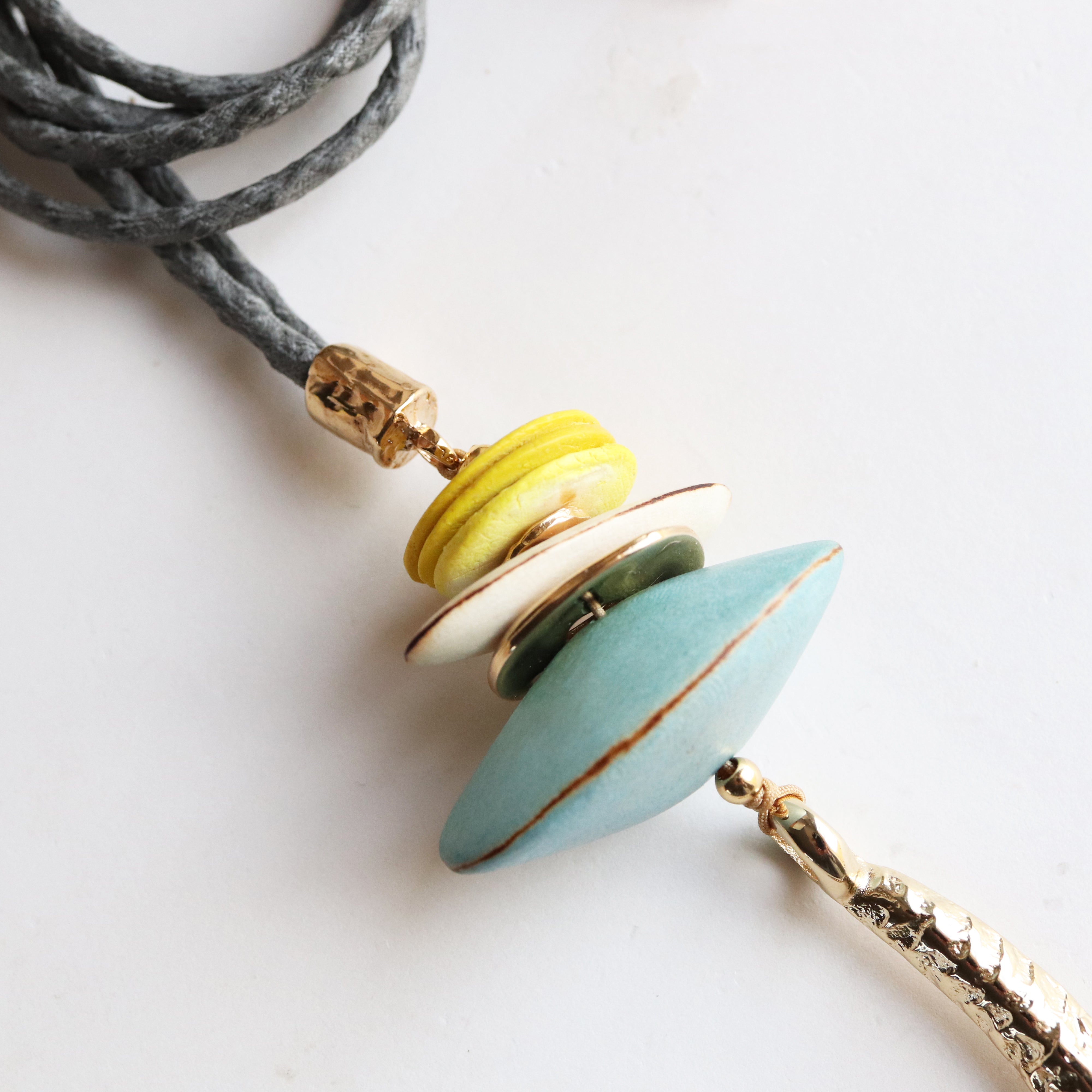 Collar Macao estrella Monsul, detalle artesanal con cuentas de madera natural y cordón — Émolo