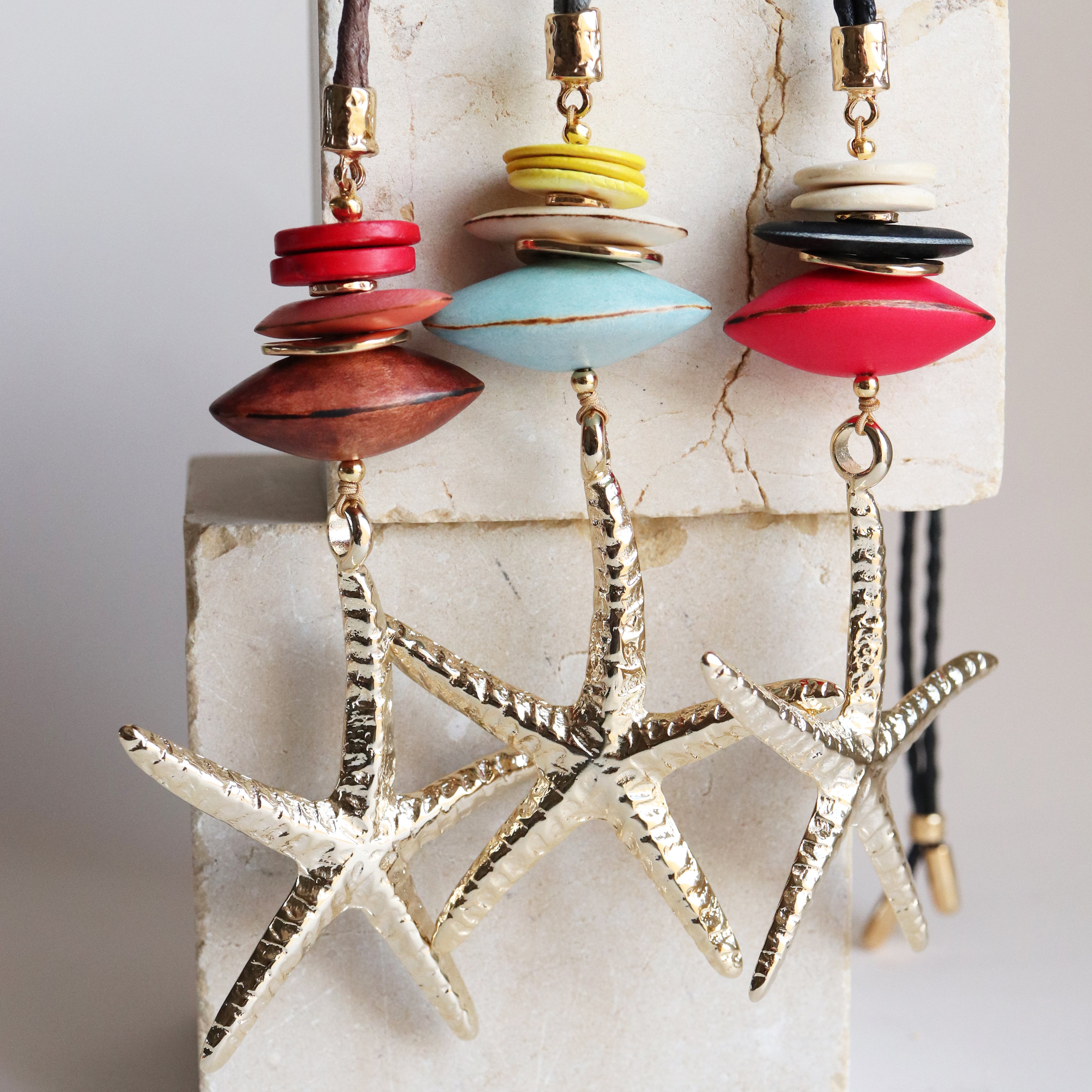 Macao Monsul star necklace, handmade detail with natural wooden beads and cord — Émolo