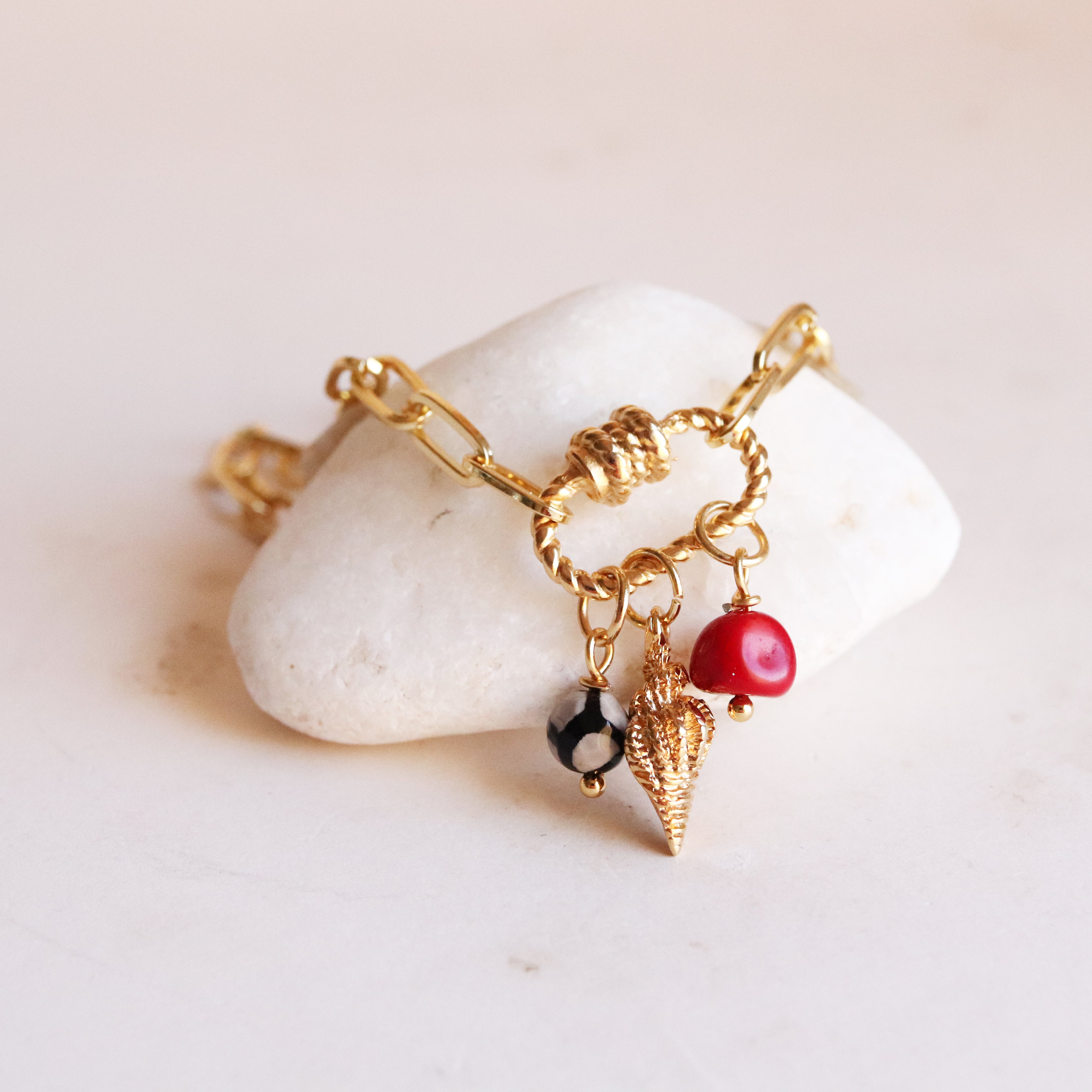 Collar de cadena dorada con colgante de caracola, colección SOMMER — Émolo