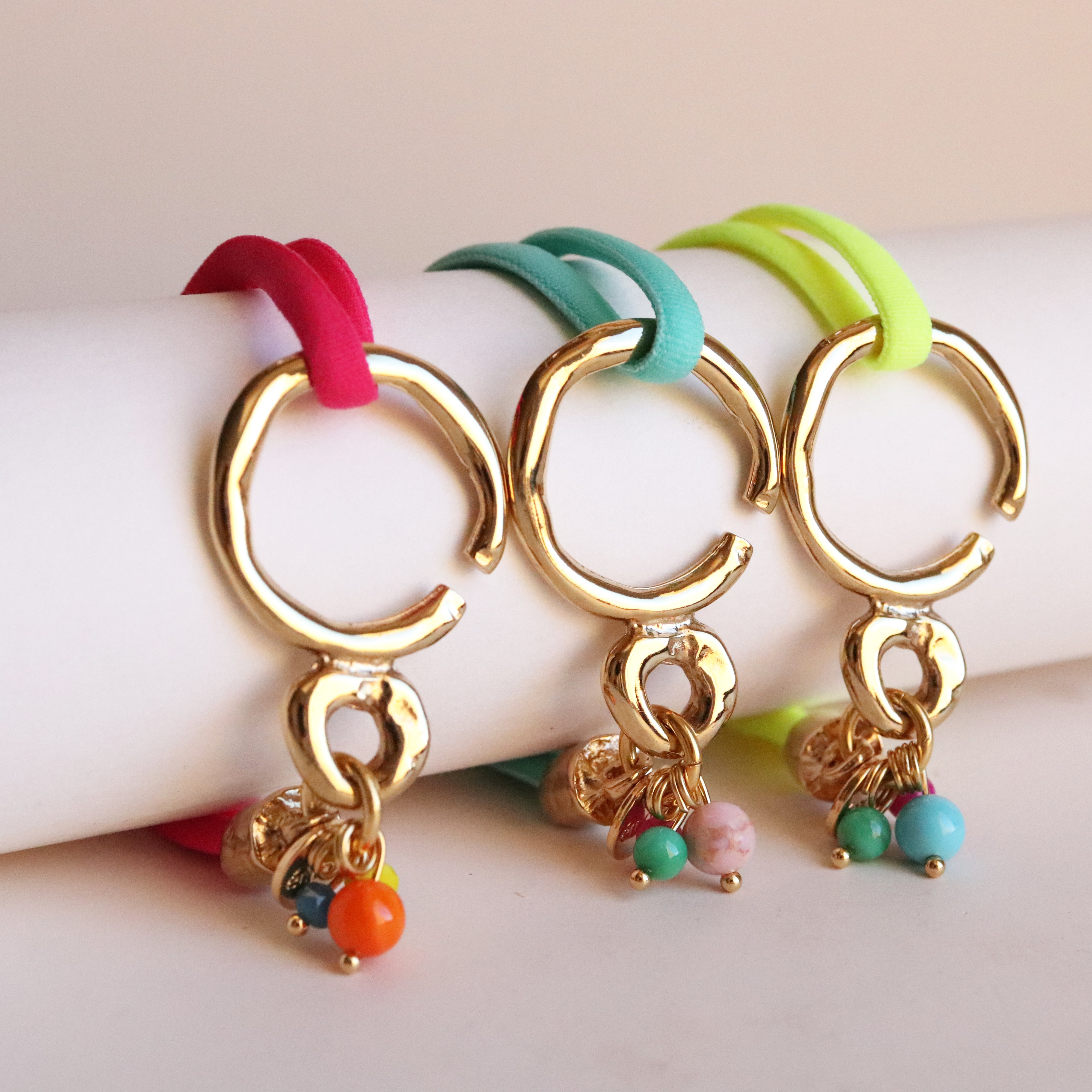 Pulsera SASHA SUMMER flúor con piezas doradas y piedras naturales, hecha a mano en Murcia