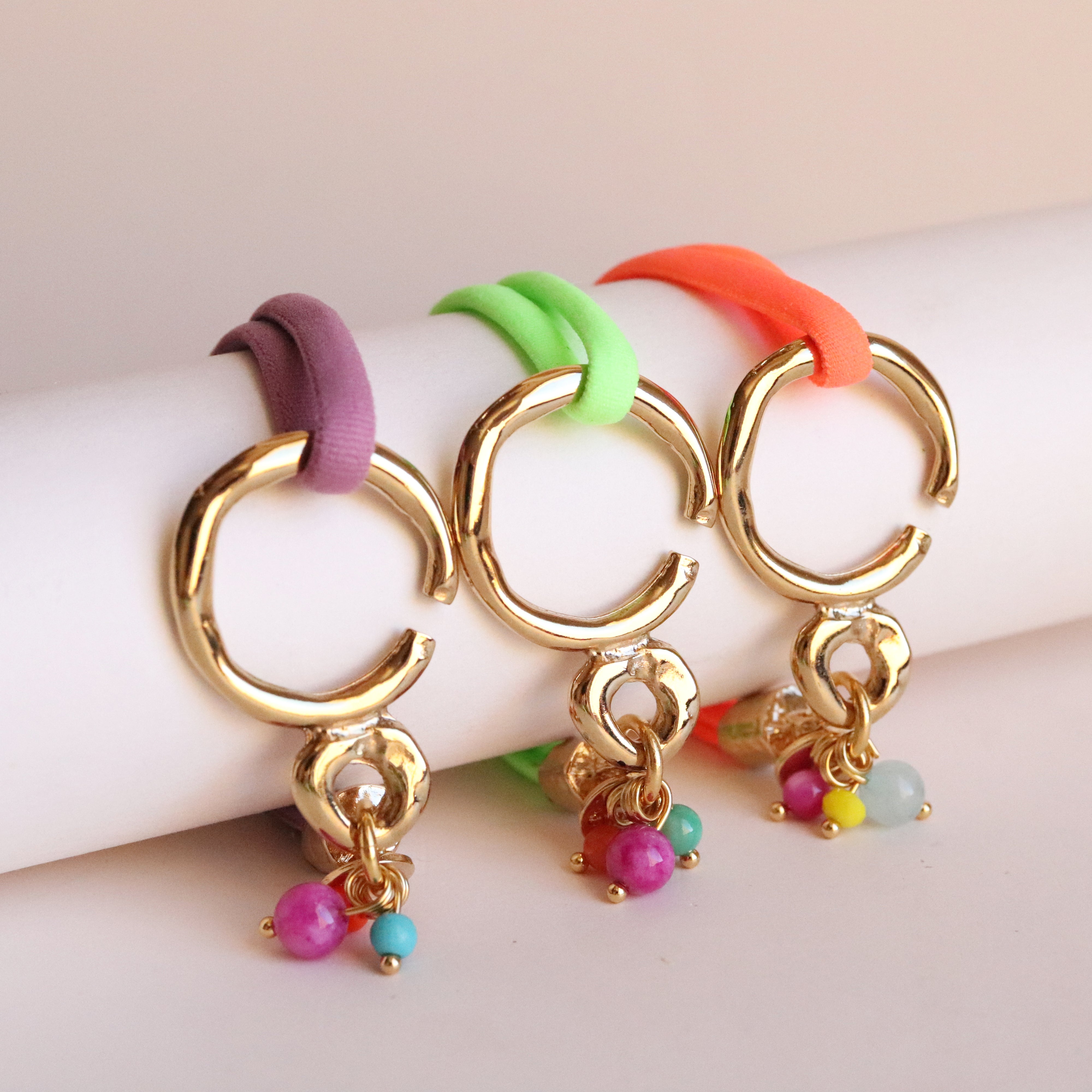 Pulsera elástica SASHA SUMMER flúor con piezas doradas y piedras naturales de colores