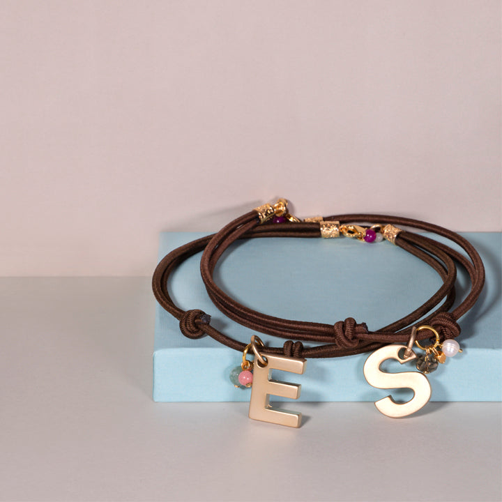 collares con colgante letra inicial grande en oro