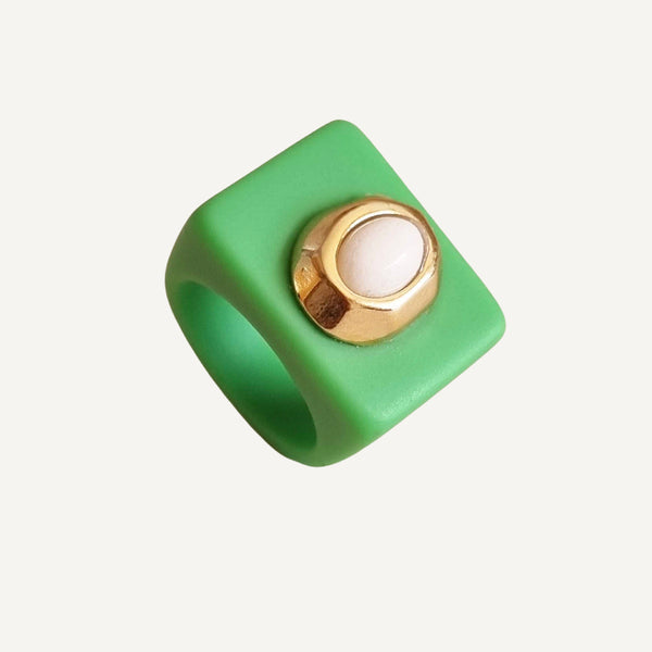 Anillo grande color verde con porcelana blanca