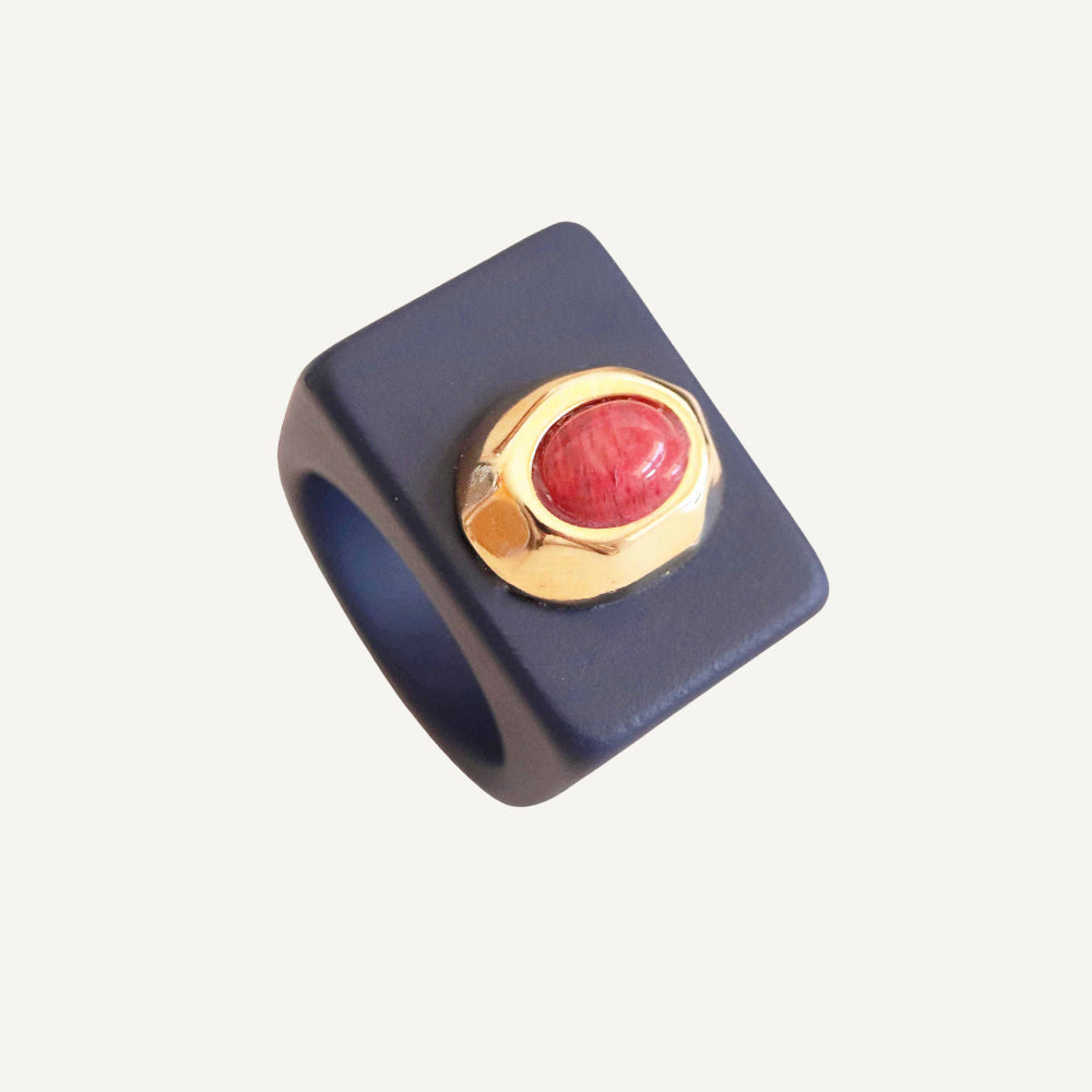 Anillo azul marino con amazonita roja