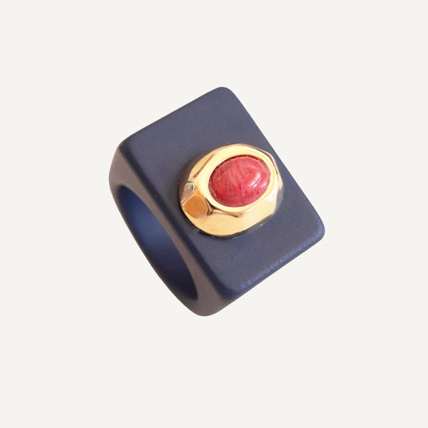 Anillo azul marino con amazonita roja