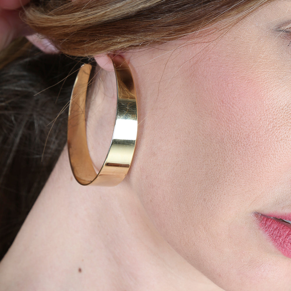 Aros anchos dorados con cierre a presión para mujer