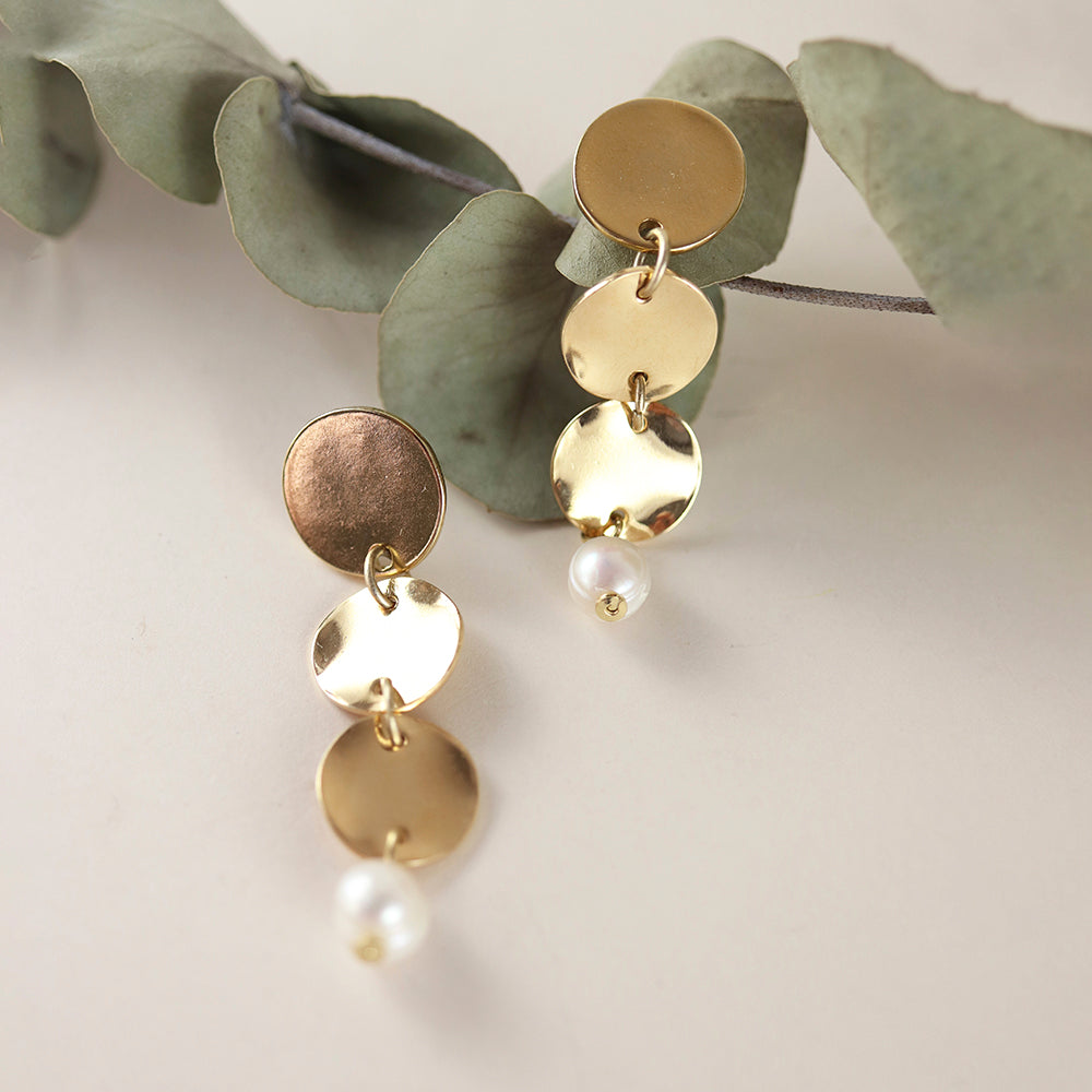 Pendientes largos dorados para mujer con perla 