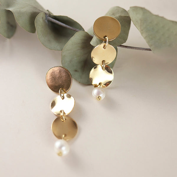 Pendientes largos dorados para mujer con perla 