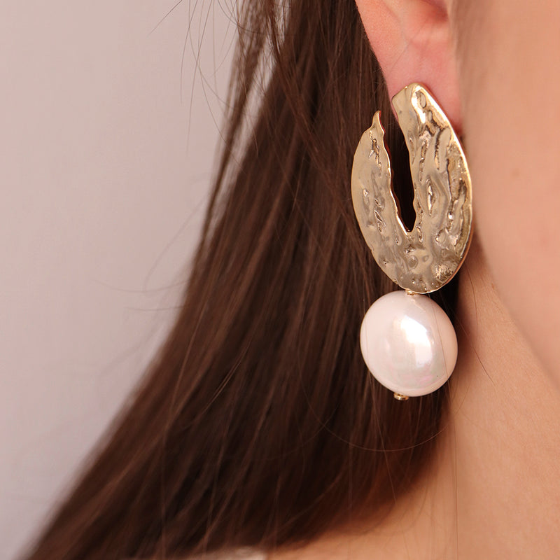 Pendientes para mujer con pieza dorada y perla