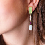 Pendientes verdes con perla de río y cierre a presión 