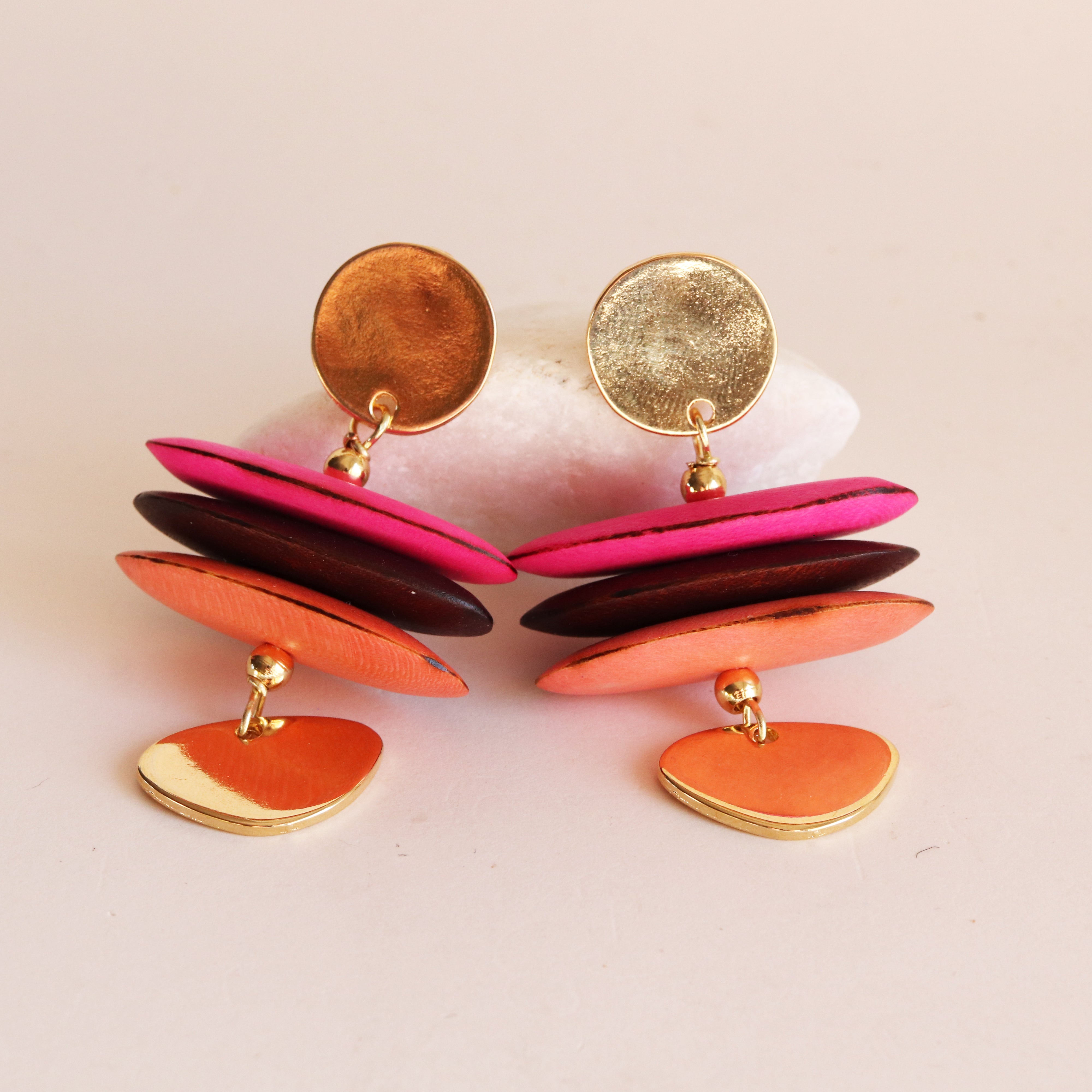 Macao earrings in fuchsia with natural wooden beads and golden details, handmade — Émolo