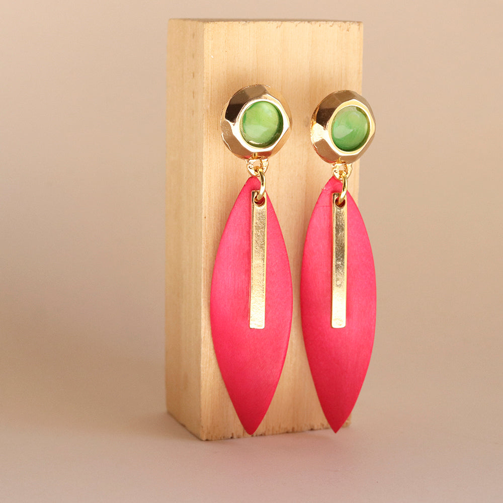 Pendientes Saira en fucsia-verde con piedras naturales y maderas de ébano y acacia — Émolo