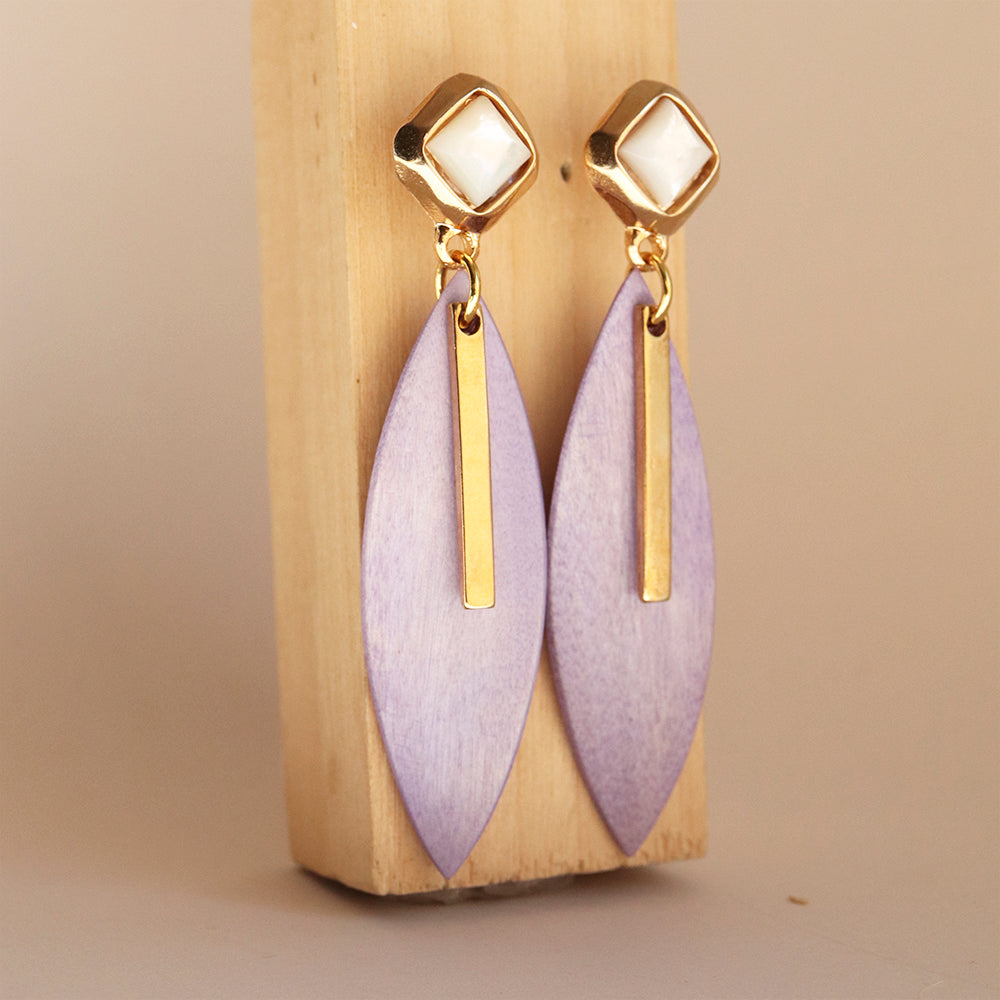 Pendientes Saira en lila-madreperla con piedras naturales y maderas de ébano y acacia — Émolo
