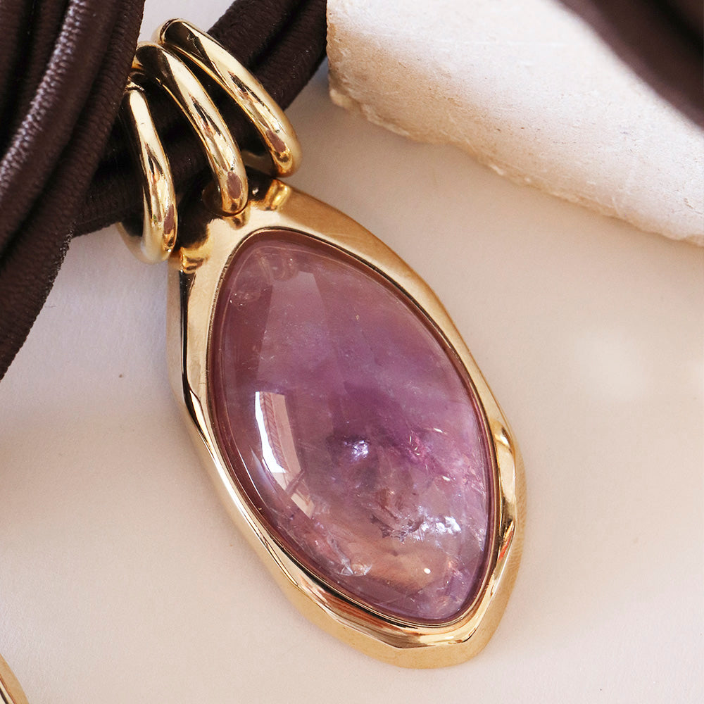 Short necklace with natural amethyst stone