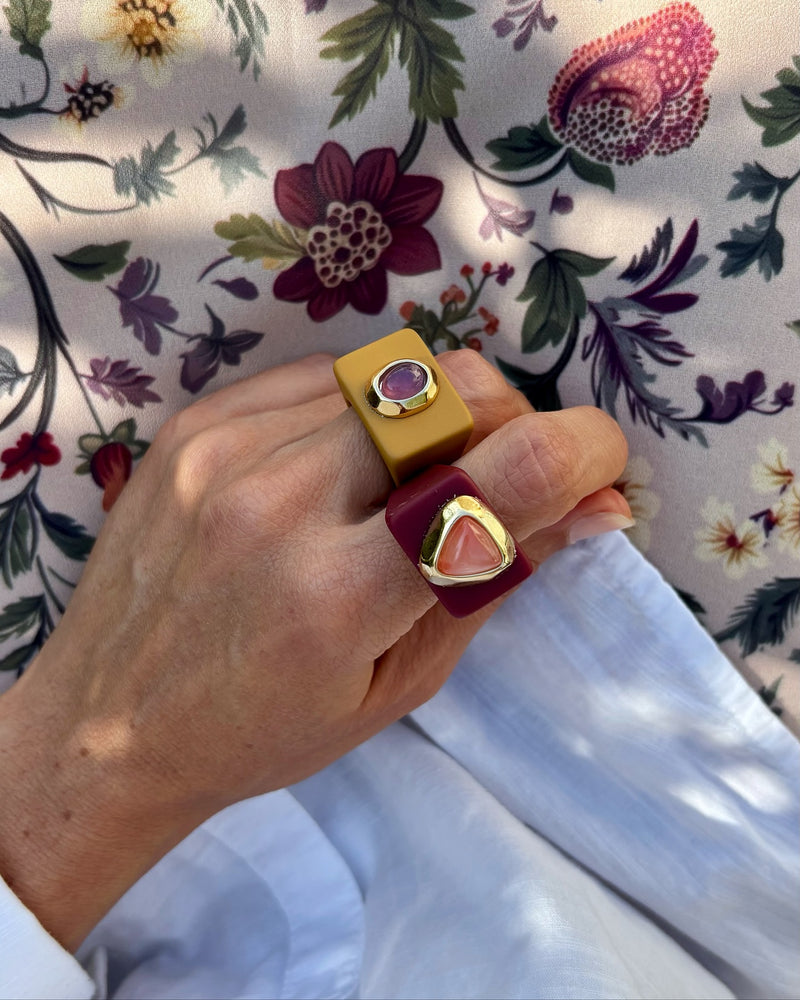 Anillo color granate con oro y piedra natural [SOUL]