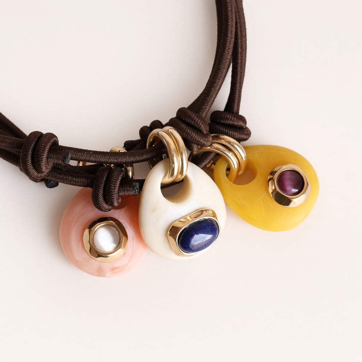 Collares cortos Milu Sianna mármol de Emolo en amarillo con piedra morada y en crema con piedra azul, con engastes dorados y cordones marrones