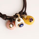 Collares cortos Milu Sianna mármol de Emolo en amarillo con piedra morada y en crema con piedra azul, con engastes dorados y cordones marrones