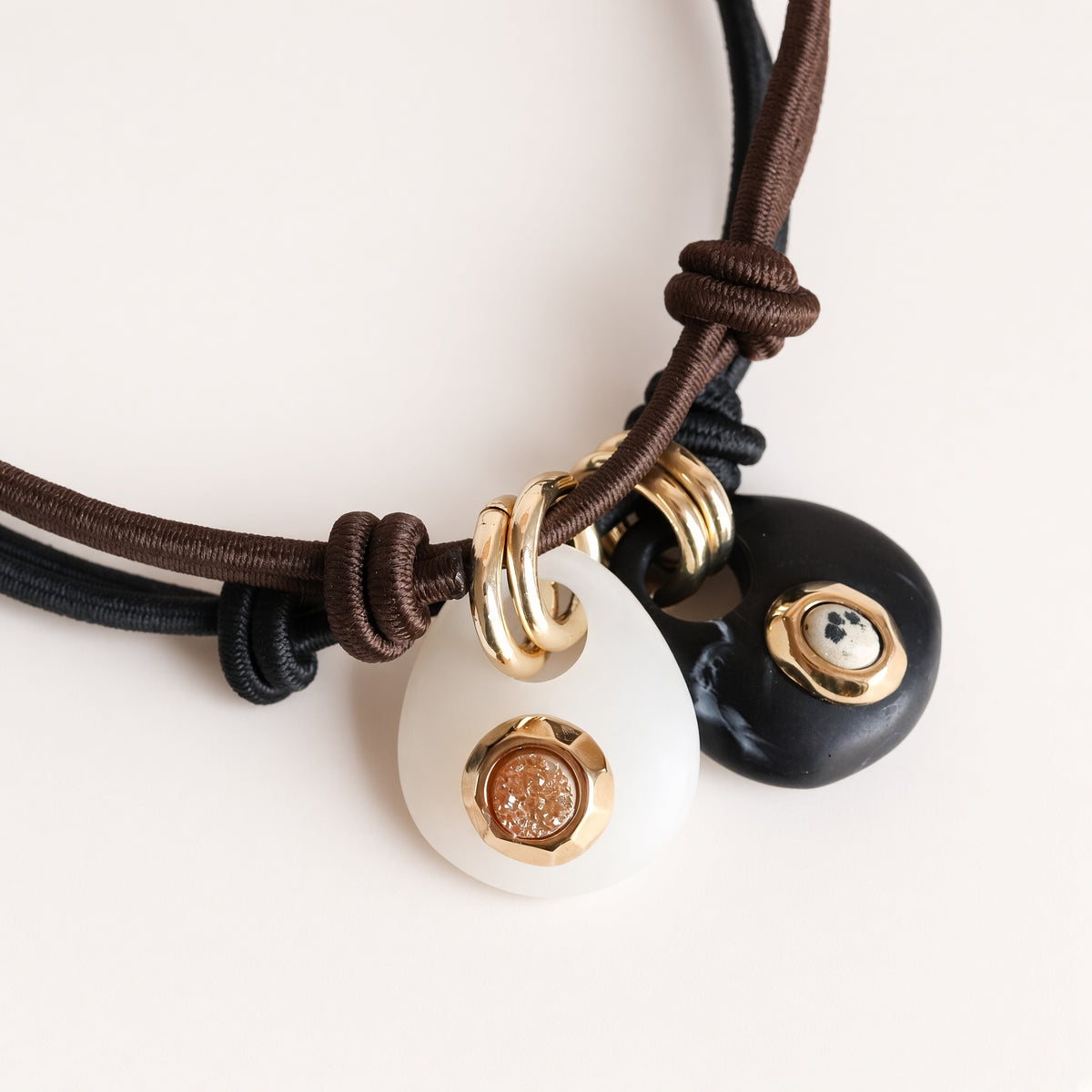Collares cortos Milu Sianna mármol de Emolo en blanco con piedra miel y en negro con piedra dorada, con engastes dorados y cordones marrones