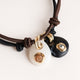 Collares cortos Milu Sianna mármol de Emolo en blanco con piedra miel y en negro con piedra dorada, con engastes dorados y cordones marrones